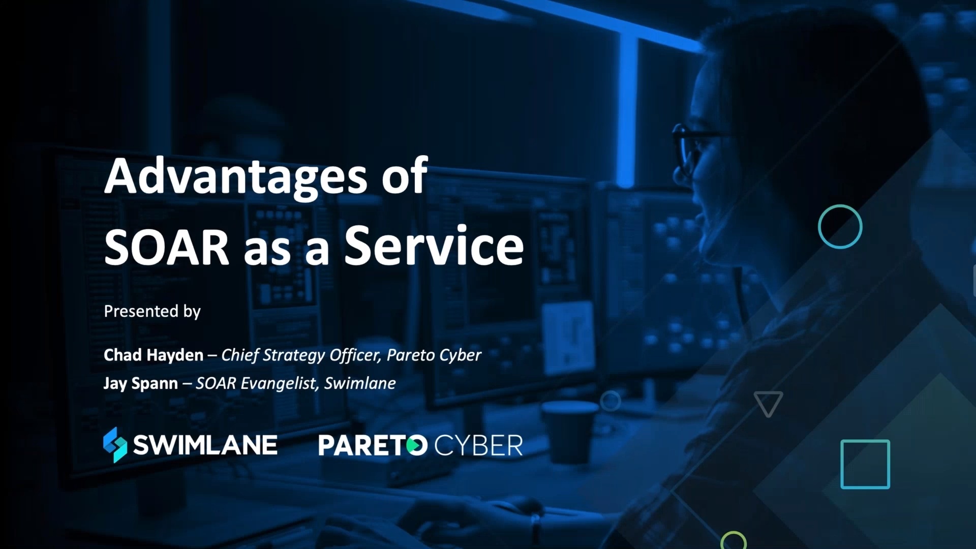 Chad Hayden と Jay Spann が発表した「サービスとしての SOAR の利点」のタイトル スライド。暗いセキュリティ オペレーション センターにいる人物が描かれています。.